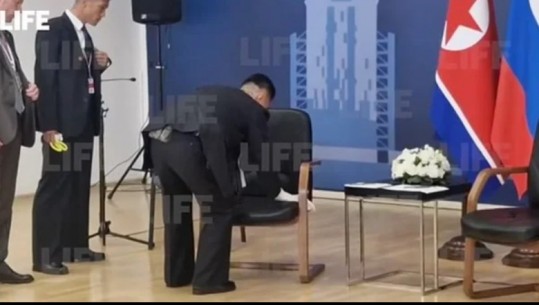 VIDEO/ Kim nuk ka besim tek Putin, agjentët e sigurisë ekzaminojnë në detaje karrigen para takimit në Rusi