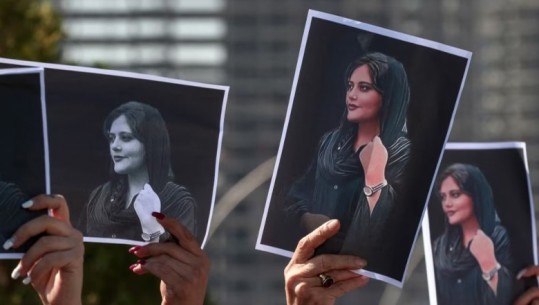 Në përvjetorin e vdekjes së Aminit, Irani arreston babanë e saj