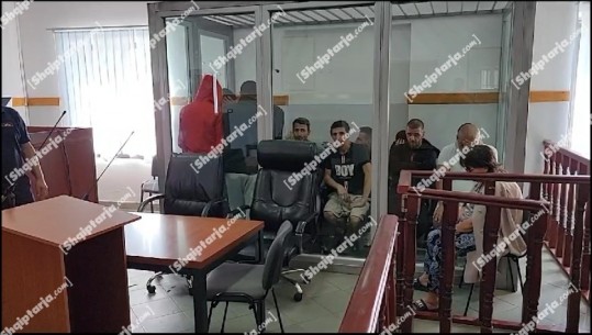 Operacioni ‘Tempulli’ dalin para gjykatës së Durrësit 30 të arrestuarit, shkrihen së qeshuri brenda në gjykatë