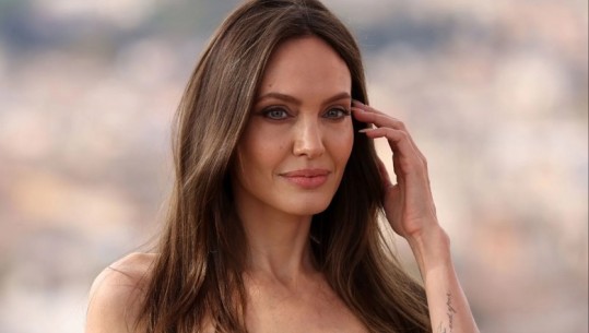 E pabesueshme! Angelina Jolie shkruan në shqip, përmend Shqipërinë dhe Kosovën