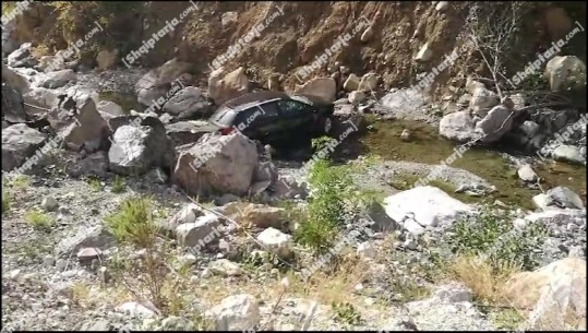VIDEO/ Aksident i frikshëm në Klos, makina ‘fluturon’ në humnerë! Shpëtojnë mrekullisht dy të rinjtë