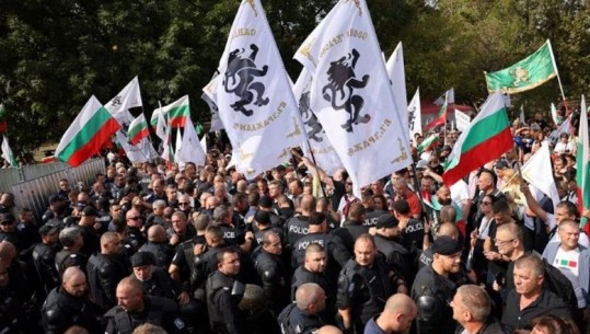 Nacionalistët bullgarë protestojnë kundër bazave të NATO-s, duan që qeveria të largohet