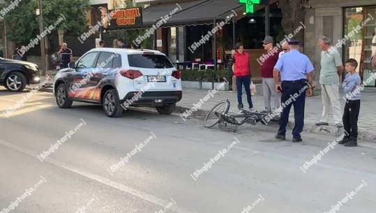 Aksident në qendër të Korçës, makina përplas biçikletën, i plagosuri përfundon në spital