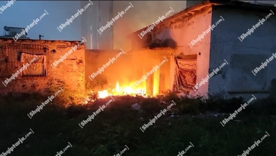 VIDEO/ Digjet një banesë private mes pallateve në Durrës, zjarri dyshohet të jetë vënë nga disa endacakë
