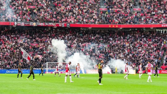 VIDEO/ Shtyhet Ajax - Feyenoord, huliganët shkatërrojnë stadiumin dhe hedhin sende të forta në fushë