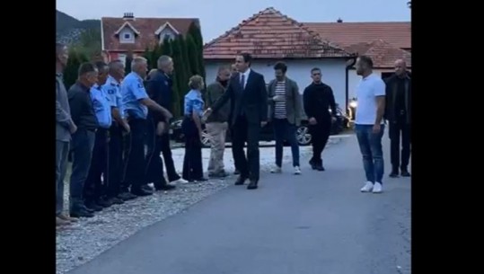Kryeministri Kurti shkon te shtëpia e policit që u vra në detyrë
