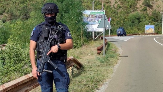 Arrestohen 2 serbë në Bansjke, iu gjetën një sasi e madhe armësh në makinë