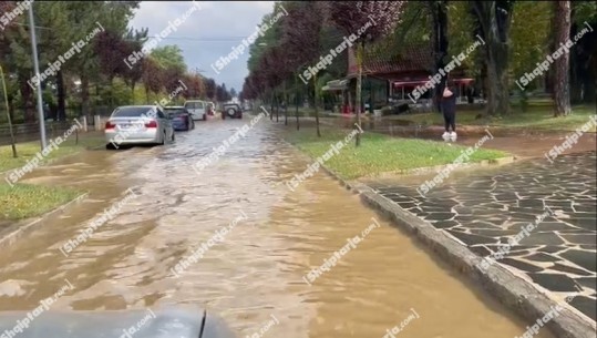 Reshje të dendura shiu në Korçë, përmbyten rrugët e qytetit