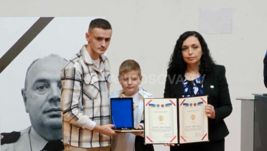 Rreshteri Afrim Bunjaku shpallet hero i Kosovës, nderimin e pranuan dy djemtë e tij nga Osmani