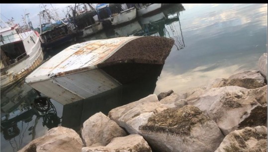 E fundosur në basenin ujor të Portit të Durrësit, nxirret nga uji anija e peshkimit