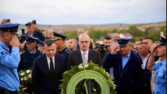 Ministri Hasani në homazhet për efektivin e vrarë në veri: Sakrifikoi jetën për sovranitetin e Kosovës