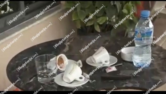FOTO/ Filxhanët e kafes të kthyer përmbys, pamje nga tavolina ku u vra 60-vjeçari në Rrëshen