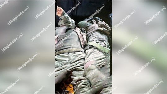 Del FOTO/ Trupat e dy serbëve të vrarë në makinën e Policisë së Kosovës