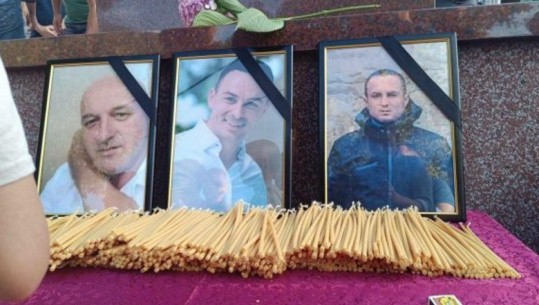 Në Zveçan ndizen qirinj për kriminelët e vrarë pas sulmit në Veri të Kosovës