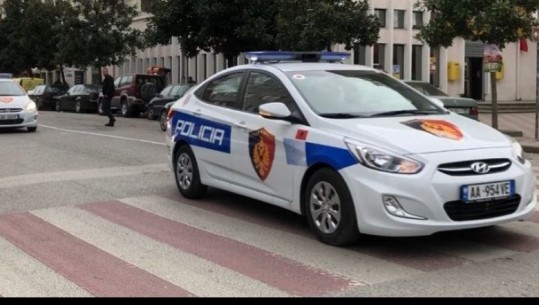 Tiranë, pas sherrit banal qëllon me armë ndaj makinës! Mister autori
