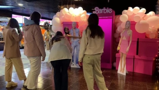 Rusët qëndrojnë në radhë për të parë filmin e Barbie pavarësisht sanksioneve