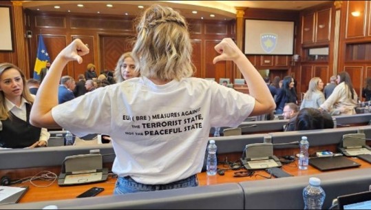 FOTO/ Tensione në veri të Kosovës, Mesazhi në bluzën e Adriana Matoshi për BE-në: Refuzoni terrorin, përqafojeni Evropën