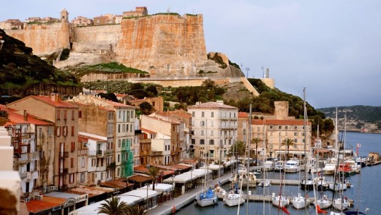 Macron i ofron ishullit të Korsikës autonomi pa të drejtë shkëputje nga Franca