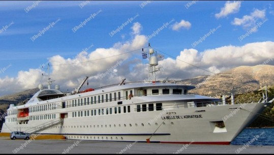 FOTOT/ Mbërrin në portin e Vlorës anija kroçere ‘E bukura e Adriatikut’ me 146 turistë