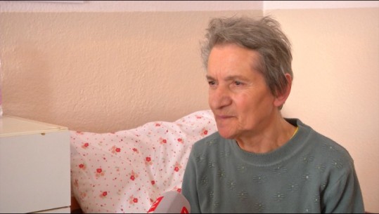 Në shtëpinë e të moshuarve e kujton nxënësja, rrëfimi i 75-vjeçares që u rrit pa nënë e baba: Faluni dashuri prindërve! Vetmia s'ia preu hovin, punoi 30 vite mësuese