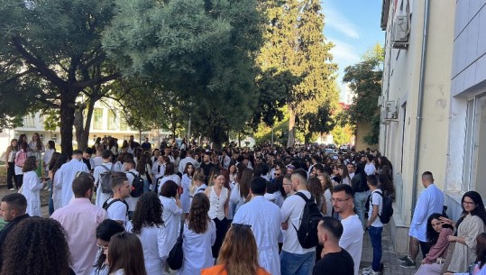 Bojkotuan mësimin, studentët e mjekësisë zhvendosin protestën para rektoratit: Nuk bëjmë kompromise