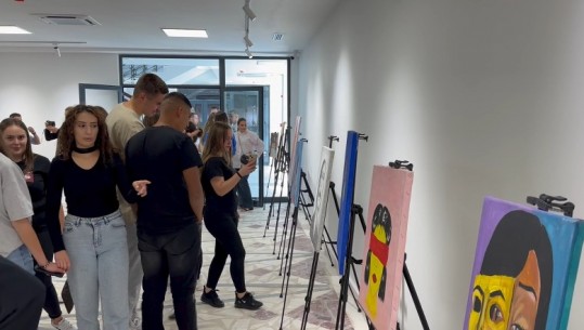 ‘Bashkë kundër dhunës’, ekspozitë pikture në Lezhë! Të rinjtë sjellin 40 punime në galerinë e arteve  