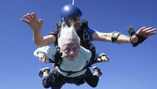 E pazakontë! 104-vjeçarja hidhet me parashutë, synon të hyjë në Guinness