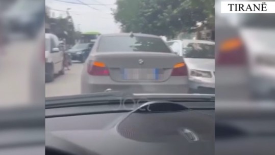 Pengoi lëvizjen e mjeteve pasi parkoi gabim, gjobitet me 280 mijë lekë gjobë shoferi në Tiranë