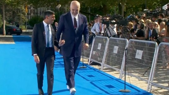 VIDEO/ Rama mbërrin në samitin e Komunitetit Politik Evropian në Spanjë, i shoqëruar nga kryeministri i Britanisë së Madhe Rishi Sunak