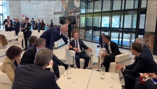 Bisedon me Scholz e Macron dhe përqafon Vjosa Osmanin, Rama në samitin e Komitetit Politik Evropian