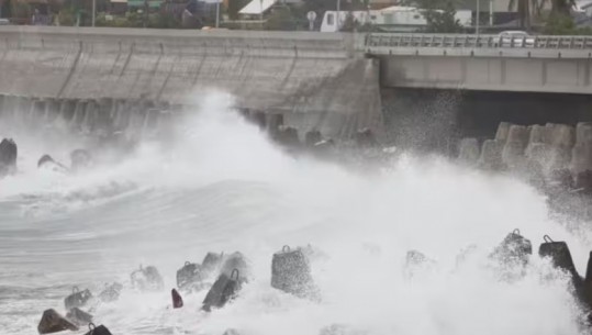 Tajfuni Koinu godet Tajvanin/ Mbyllen shkollat, anulohen më shumë se 100 fluturime