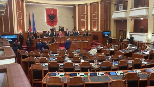 EMRAT/ Ja deputetët e opozitës që bllokuan foltoren dhe karriget e ministrave në Kuvend dhe kush firmosi për penalizimin e tyre  