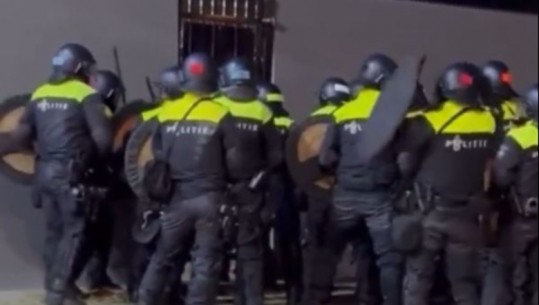 VIDEO/ Ernest Muçi në fushë, policia futet në sektorin e tifozëve problematikë të Legia-s në Holandë