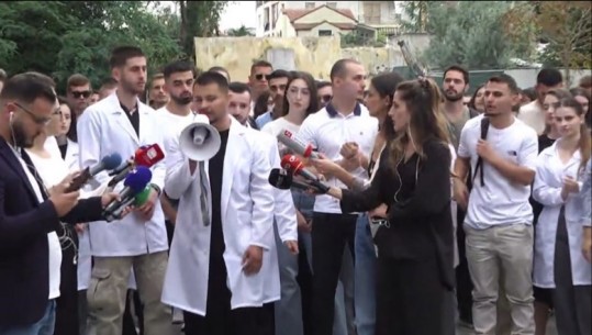 Report Tv futet te ‘Mjekësia’ auditorë të boshatisura! Studentët në protestë: Skandal, ministrisë s’i bën përshtypje bojkoti, anuloni ligjin