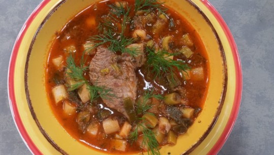 Gjellë e shijshme me mish viçi dhe qepë të njoma nga zonja Albana