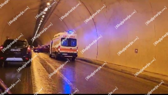 Aksident në tunelin e Elbasanit, makina humb kontrollin përplaset me murin