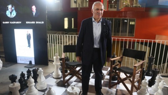 'Jeta si një lojë shahu’/ Kampioni botëror i shahut, Garry Kasparov promovon librin në shqip: Rama përballje me Rusinë në shkallë botërore në OKB