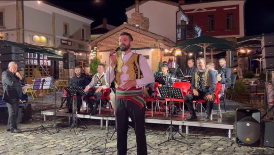 Muzika shkodrane 'zbret' në Pazarin e Vjetër të Korçës