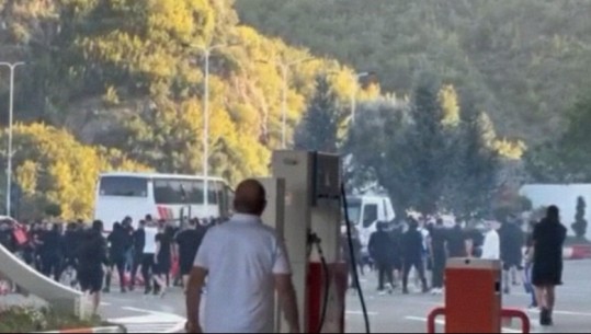 VIDEO/ Përleshje masive mes ultrasve të Vllaznisë dhe Tiranës, shkopinj dhe sende të forta në mes të rrugës