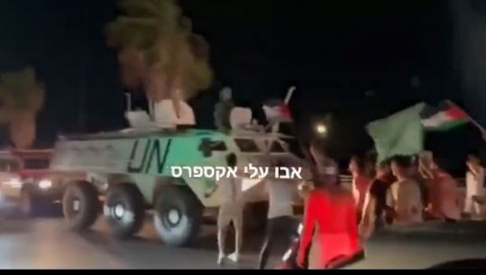 VIDEO/ Forcat paqeruajtëse të OKB-së në Libanin jugor drejt kufirit me Izraelin, ndalohen nga simpatizantët e Hezbollahut