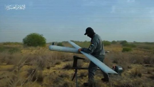 VIDEOLAJM/ Militantët e Hamasit publikojnë pamje nga dronët ‘Al-Zawari’ që i ndihmuan të futeshin në Izrael