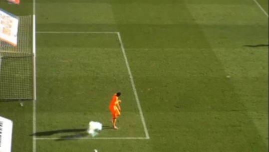 VIDEO/ Tifozët sulmojnë portierin mik në Ligue 1, gardiani bie pa ndjenja në fushë dhe largohet me barelë! Ndërpritet ndeshja në Francë