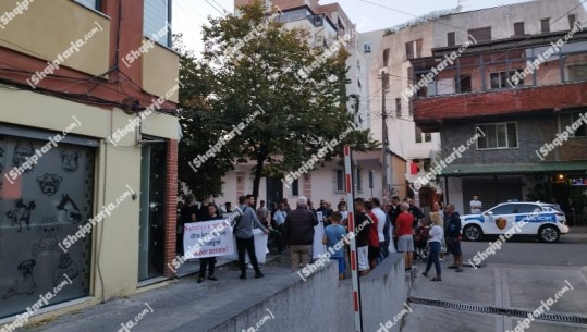 Qytetarë të shumtë mblidhen për homazhet e vogëlushit 3-vjeçar në Tiranë! Tubim sensibilizues para klinikës private