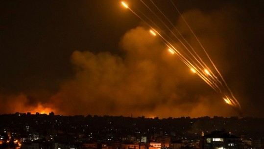 Izraeli shpall gjendjen e luftës, e drejton Netanyahu! 700 të vrarë! SHBA i dërgon luftanije! Avionët bombardojnë Gazën, tanket në kufi! Amerikanë e gjermanë mes pengjeve të Hamasit
