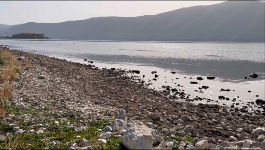 VIDEO/ Thatësira, bie niveli i ujit në liqenin e Prespës! Specialisti: Sjell pasoja në sistemin energjetik