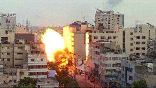 VIDEOLAJM/ Momenti kur ushtria izraelite shkatërron me raketa Bankën e Hamasit në Gaza