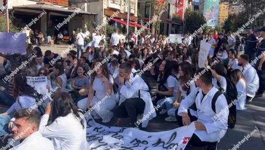 Studentët e Mjekësisë në protestë, bllokojnë kryqëzimin tek 9-katëshet në Tiranë