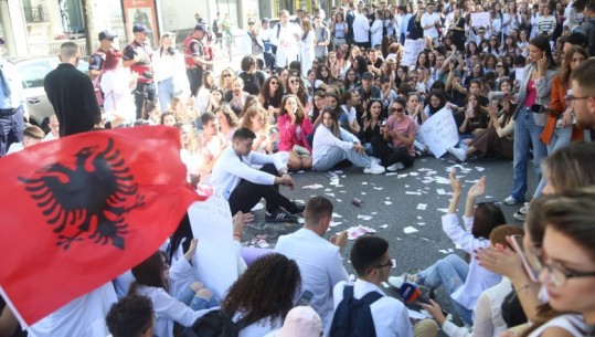 Studentët e Mjekësisë protestë para Ministrisë së Arsimit: Të dorëhiqet zv.ministrja! Manastirliu të ketë guxim të na presë në takim 