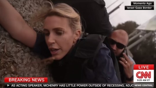 VIDEOLAJM/ Momenti kur gazetarja dhe ekipi i CNN fshihen nga raketat pranë kufirit Izrael-Gaza! Dëgjohen shpërthime