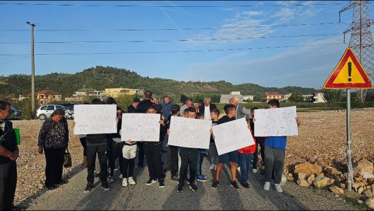 Projekti Thumanë-Kashar u prek pronat, banorët e Bërxullës sërish në protestë: Do rezistojmë, nuk ndalemi! Një prej protestuesve humb ndjenjat gjatë tubimit
